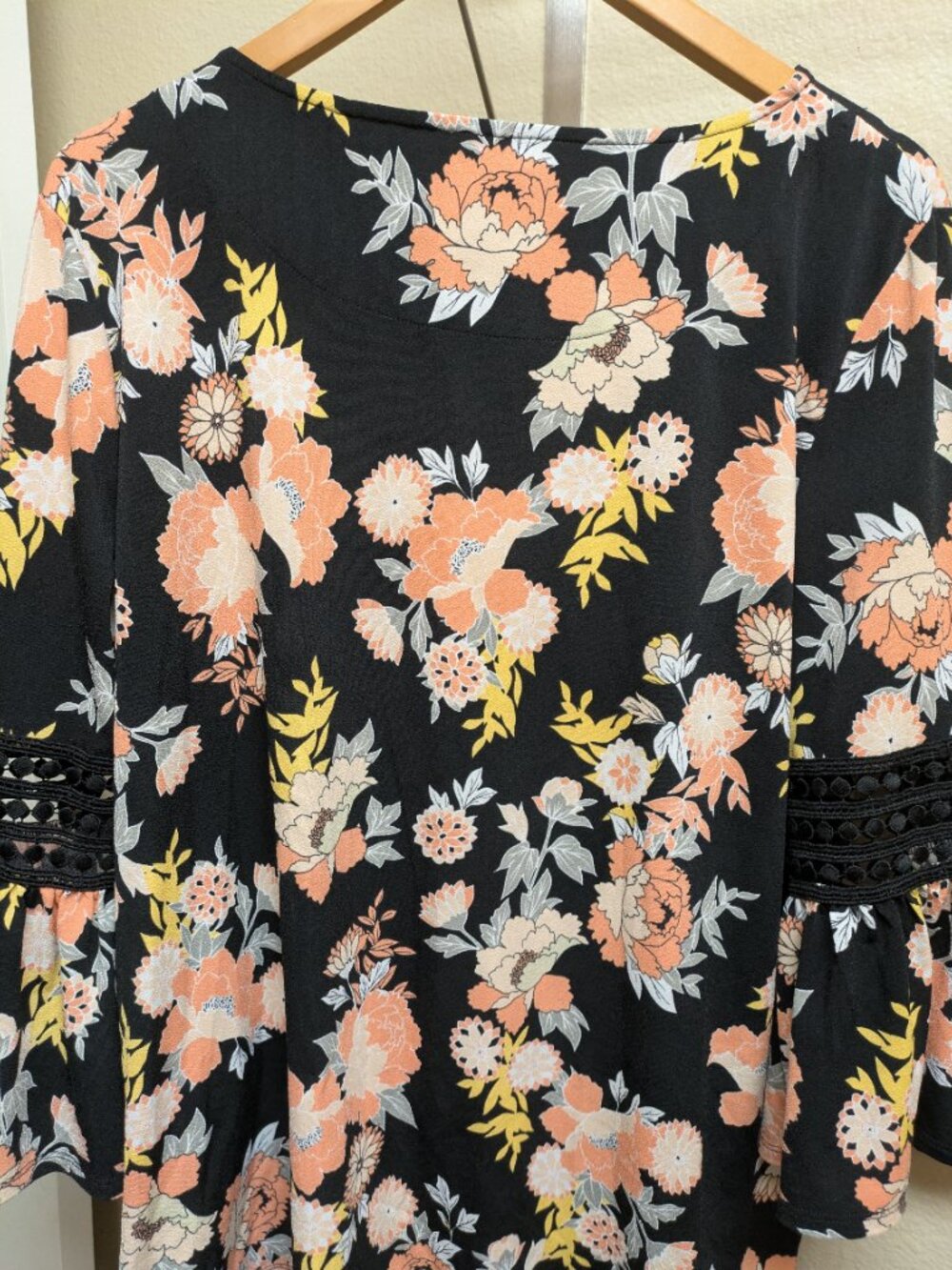 ~Women's beautiful Blouse - Picture 4 of 5